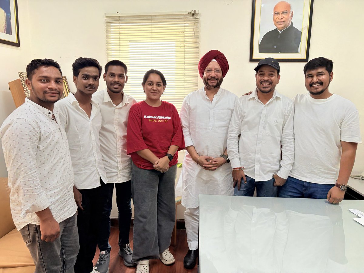 ajit_koshale's tweet photo. अखिल भारतीय कांग्रेस पार्टी के प्रशासनिक प्रभारी एवं कांग्रेस कार्यसमिति (CWC) के माननीय सदस्य श्री @gurdeepsappal  जी को जन्मदिन की बहुत-बहुत बधाई एवं हार्दिक शुभकामनाएं। https://t.co/EkH32fMaey