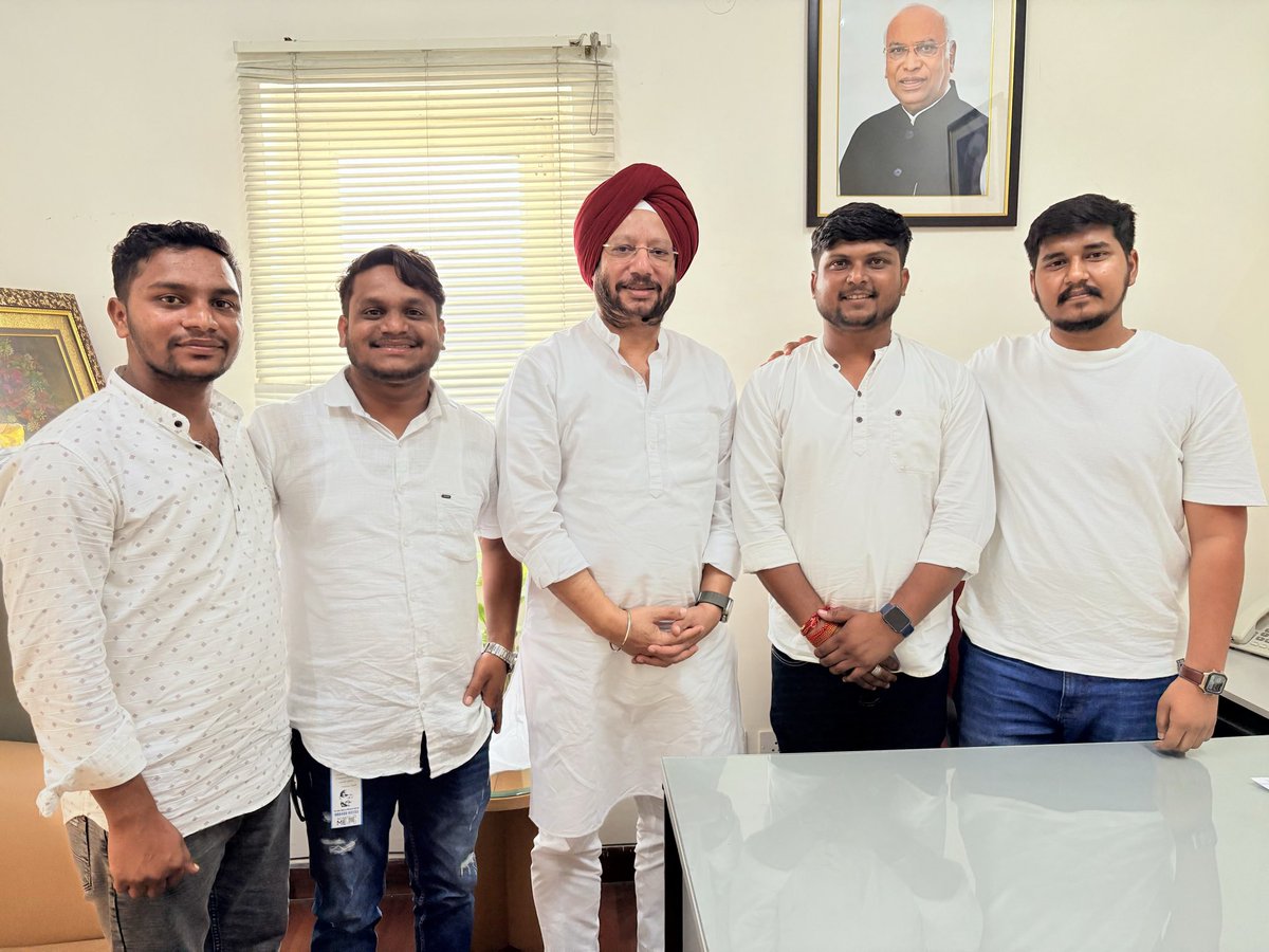 ajit_koshale's tweet photo. अखिल भारतीय कांग्रेस पार्टी के प्रशासनिक प्रभारी एवं कांग्रेस कार्यसमिति (CWC) के माननीय सदस्य श्री @gurdeepsappal  जी को जन्मदिन की बहुत-बहुत बधाई एवं हार्दिक शुभकामनाएं। https://t.co/EkH32fMaey