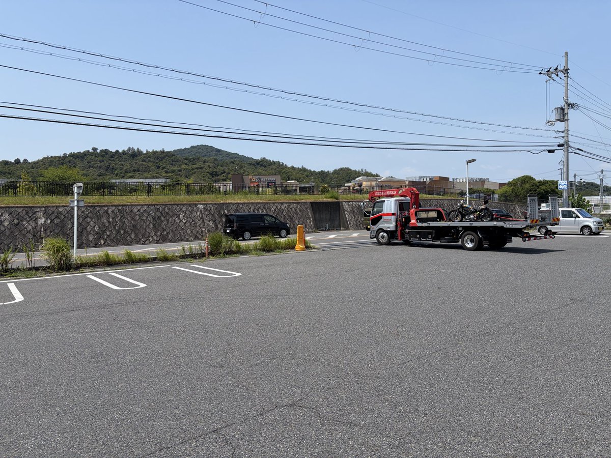 Osa_PEES's tweet photo. いや〜暑すぎて高速道路でストール。

レギュレーターパンクでバッテリー死んだかな。

バイクはお先にレッカーでサヨナラ。

運転人はタクシーつかまらんし、バスと電車でゆっくり帰宅中。

事故に遭遇やら買ったばっかの帽子や扇風機も無くしたりで厄日〜。

＃滋賀　＃メタセコイア並木　＃酷暑日 https://t.co/KDZnnzsijG
