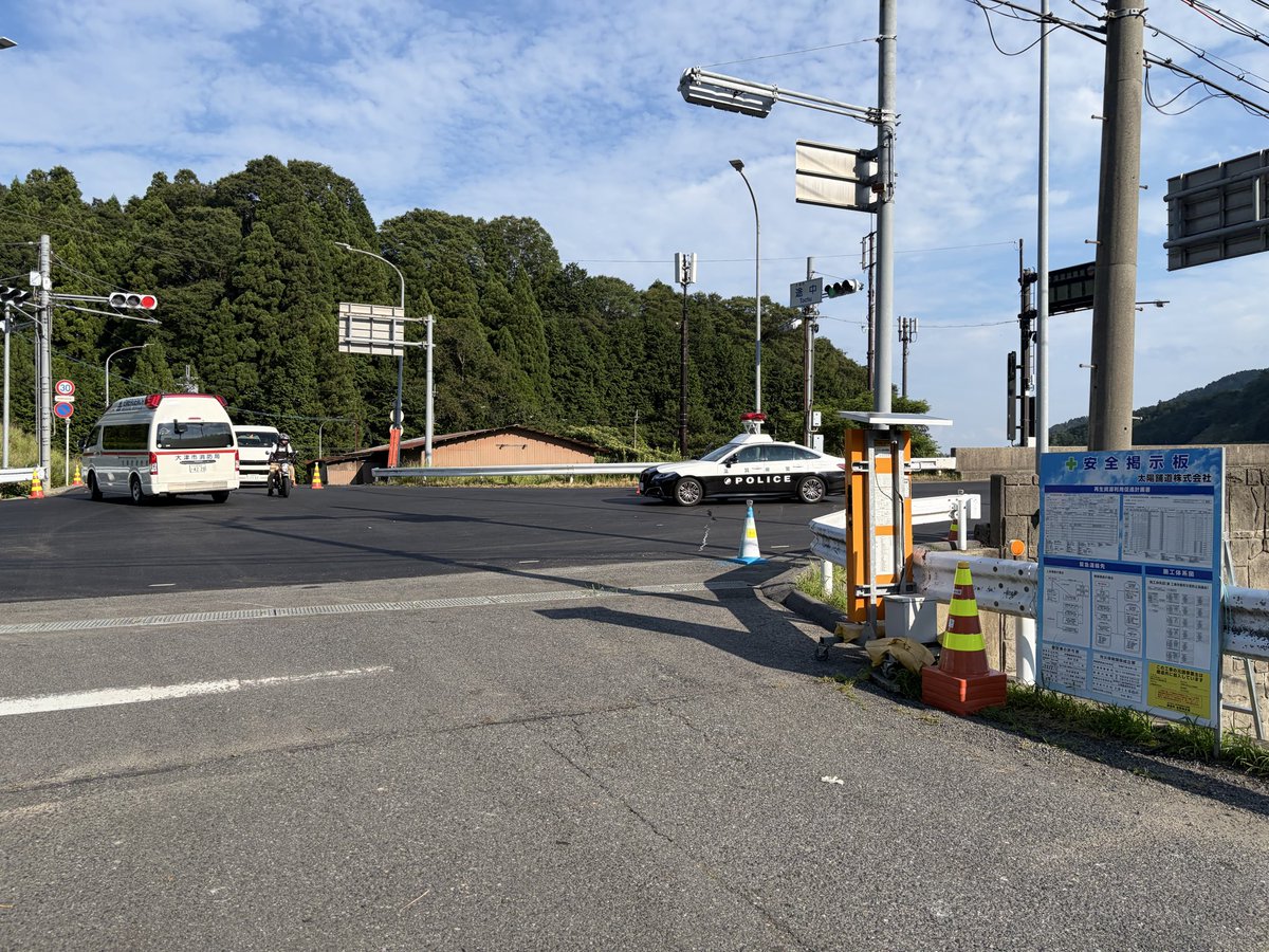 Osa_PEES's tweet photo. いや〜暑すぎて高速道路でストール。

レギュレーターパンクでバッテリー死んだかな。

バイクはお先にレッカーでサヨナラ。

運転人はタクシーつかまらんし、バスと電車でゆっくり帰宅中。

事故に遭遇やら買ったばっかの帽子や扇風機も無くしたりで厄日〜。

＃滋賀　＃メタセコイア並木　＃酷暑日 https://t.co/KDZnnzsijG