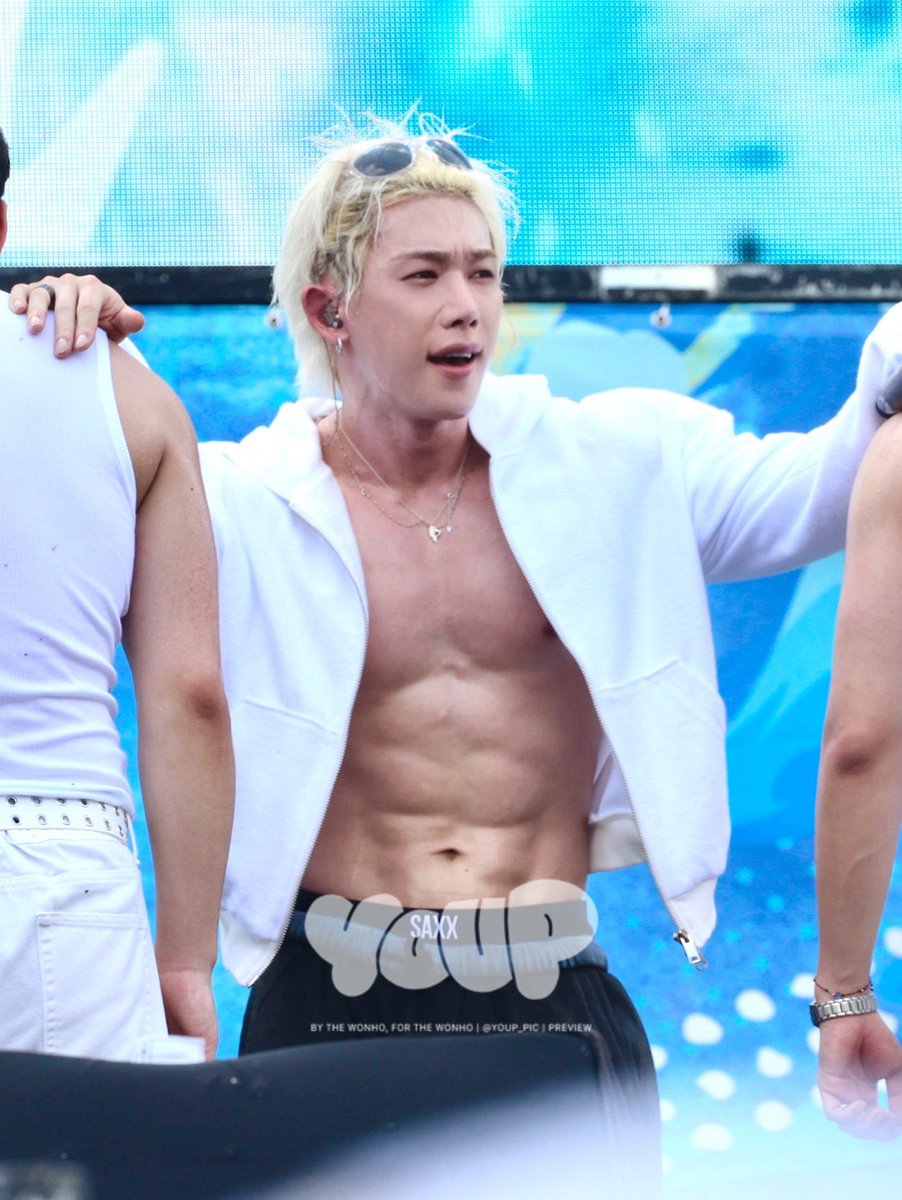 wnhpics's tweet photo. 260802 Caribbean Bay Pool Party

#원호 #WONHO @official__wonho https://t.co/rhWcH4YrrG