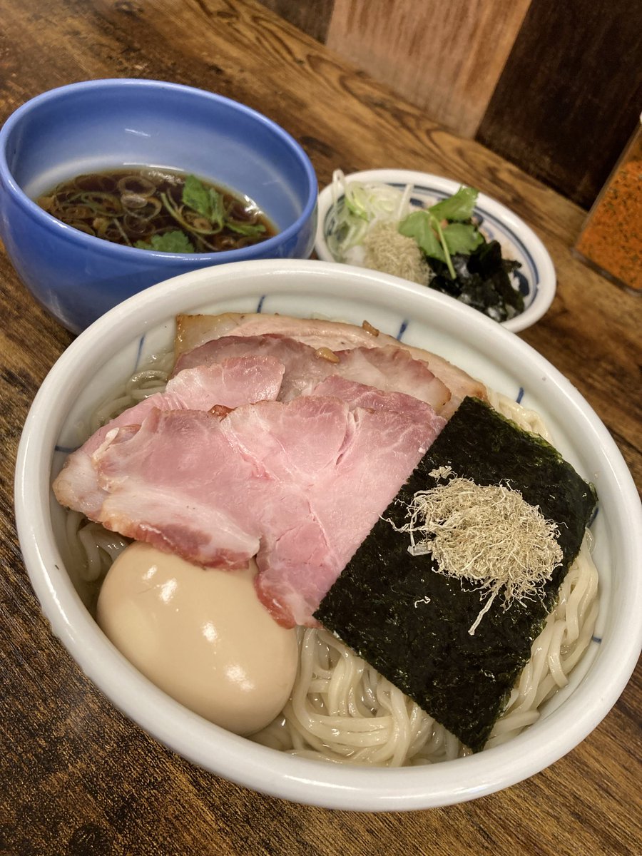 REBOOT72318730's tweet photo. 麺処有彩　西川口駅西口🍜

昆布水つけ麺醤油特製➕大盛
➕飯割り

暑すぎて
アツアツ🍜をズルズルするのを
やめて麺処有彩さんで
昆布水つけ麺をチュルチュル🤤

昆布水を纏った麺の
喉ごし＆啜り心地が👍
醤油のつけ汁との相性も👍
🍖もウマウマ🤗

飯割りドボンで完食完飲‼️
ご馳走様でした😋 https://t.co/qI4wK8X1hE