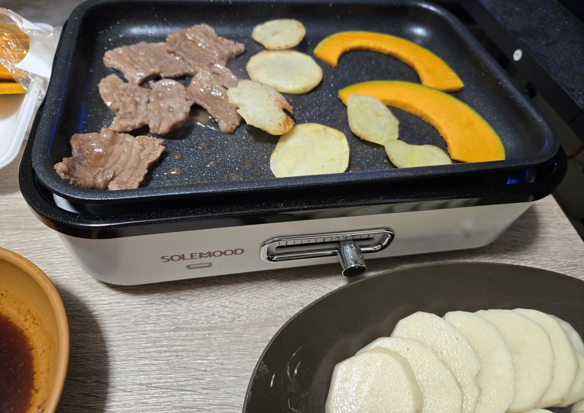 neongai12's tweet photo. やっと焼肉食えたわ

本当は先週やる予定だったのに熱出して食えんかったからなぁ

ホットプレートの買ったのにずっとゴホゴホいってたわ😅 https://t.co/TKUfosbT3r