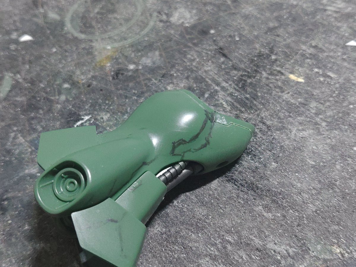 Futon_Daimaou's tweet photo. 展示会でスジボリのやり方を聞かれるので、自分のやり方をあげておきます

1.ラインを考える
2.マステに写して、プラ板に貼り付け
3.プラ板をカット
　曲面彫るなら薄いプラ板が良いです（～0.3mmくらい）
4.切り出したプラ板ガイドを瞬着で点付け https://t.co/6YLPXzvkX1