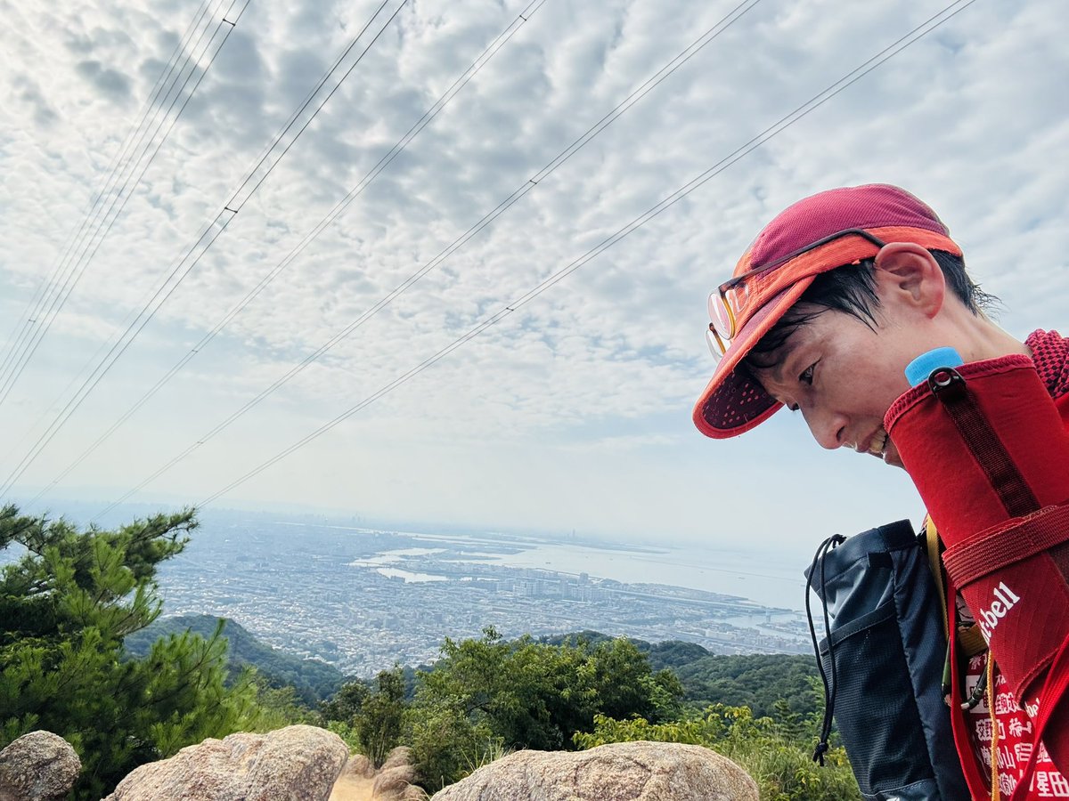 RedMiho1970's tweet photo. 灼熱地獄の六甲山へ夏山遠征に向けてトレーニング🏋️‍♀️
体感気温h40℃😂
美穂ちゃんもお疲れ様でした〜
神戸の街と海の景色も少し霞んでる。
アルプス行ったらもっと凄い絶景見せてあげるからね😊 https://t.co/wLqfNn6n8M