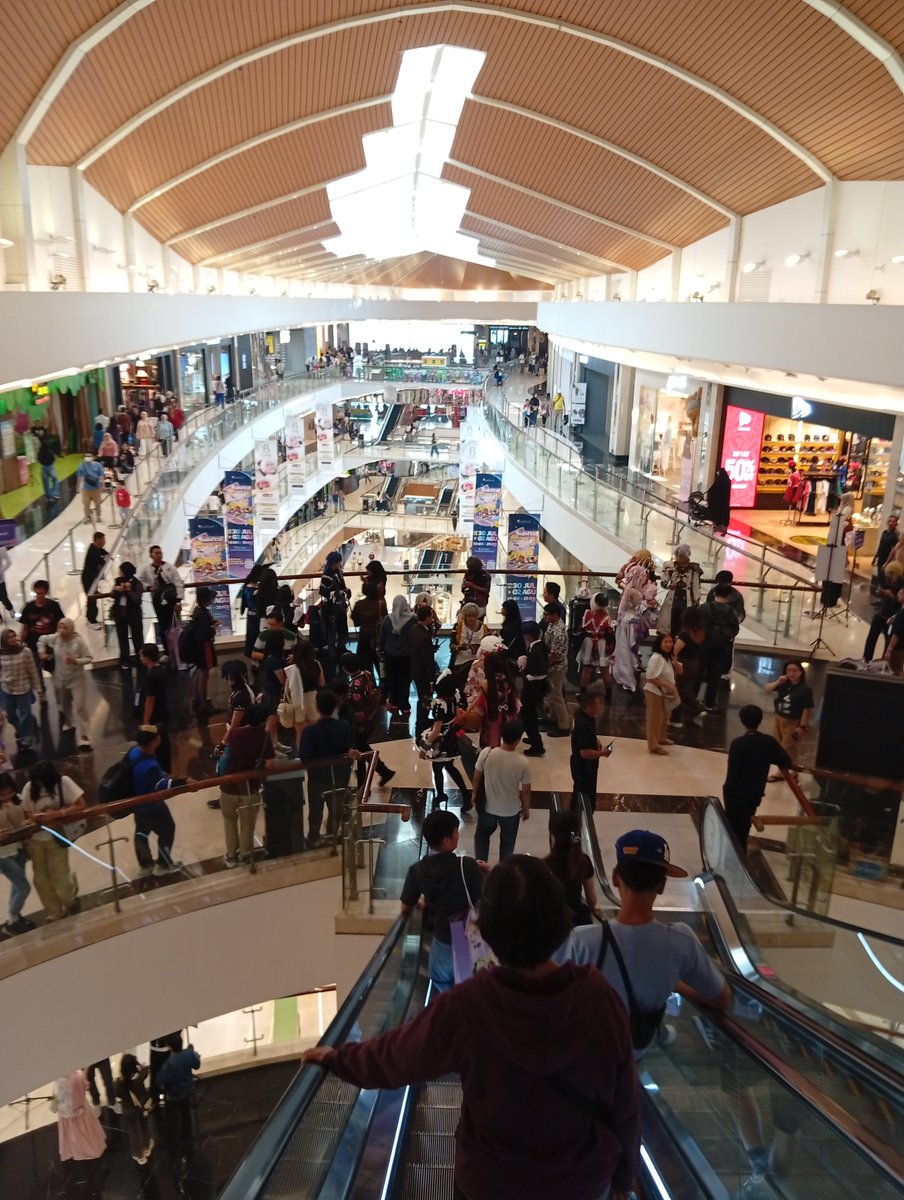 Ardaffaf's tweet photo. Beres jg dari Hoyovest 2026 dan overall  :

- Memang butuh venue yg gedean
- Gimnya so far seru
- Merchnya dari freebies boleh jg
- Stock official merch ada baiknya diperbanyak

Dan btw ini Minggu jam 14.00 WIB di PIM 3 ga begitu rame loh yg masuk Hoyofest. https://t.co/YSV6RxD9bR