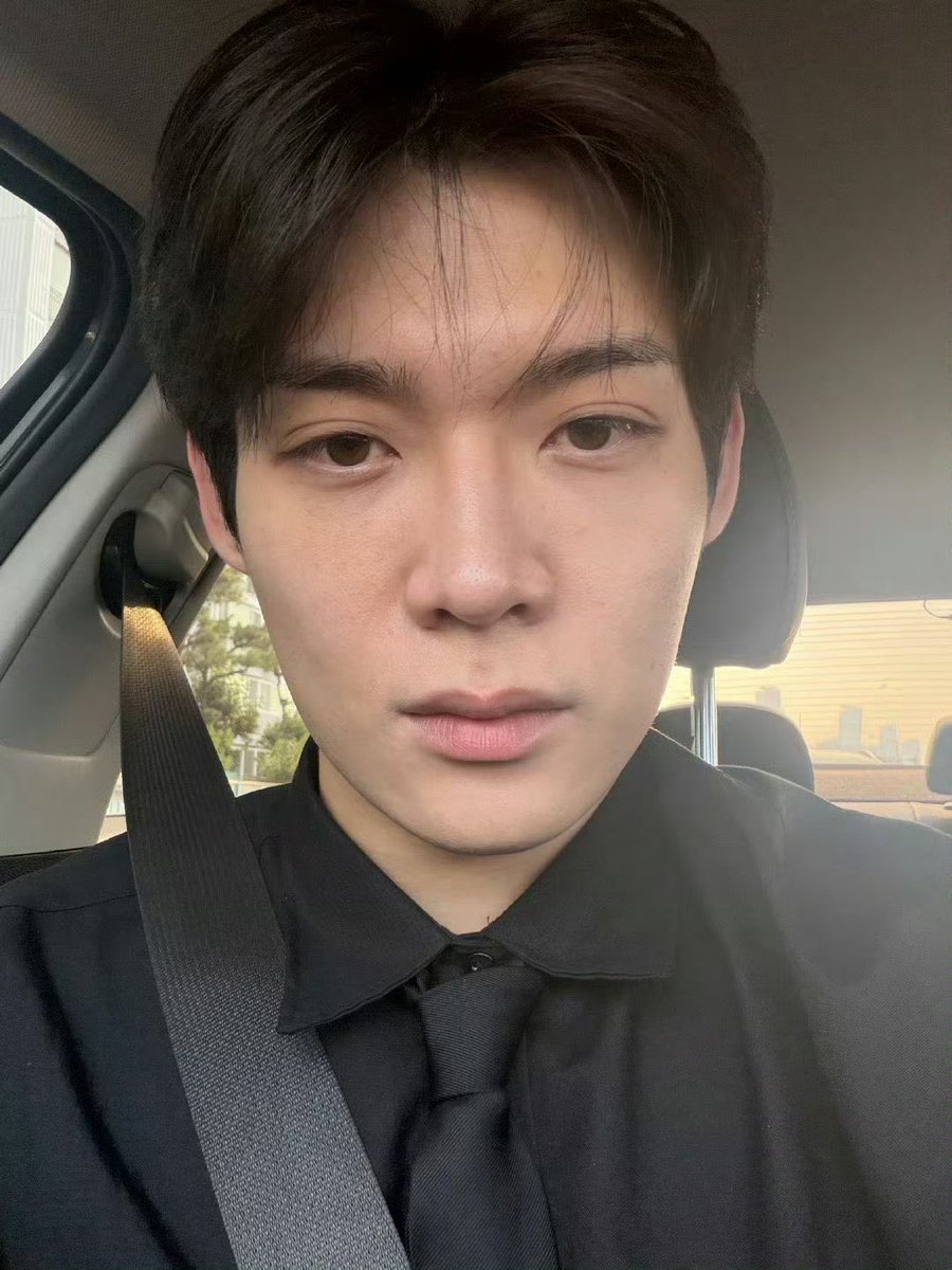 iyeltobeli's tweet photo. pose dan tempat yang sama, tapi vibesnya beda jauh wkwk 

bocah polos                             budak korporat
lembut nangisan                    capek sama idup https://t.co/b1XAmwL4Lz