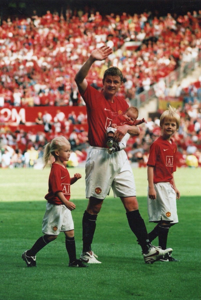 Cantona_Collars's tweet photo. #OnThisDay in 2008:

Old Trafford said goodbye to Ole Gunnar Solskjaer at his testimonial against Espanyol.

There were better footballers.

There were bigger stars.

But few players represented Manchester United with more humility, professionalism and love for the club than Ole.

A player every United fan was proud to call one of their own ❤️