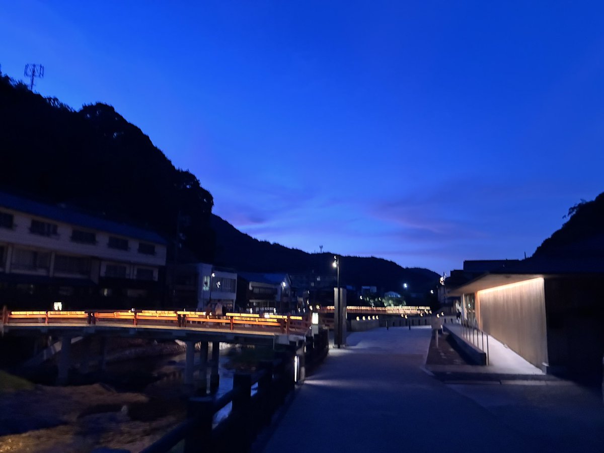 nyannyan178's tweet photo. 夕飯の後、散策したけど少し涼しくて最高！お部屋も広くて掘り炬燵もあって、ちびっ子達大喜びでした（下の階は客室ではなかったのでそれも良かったです） https://t.co/c794qOvQjX