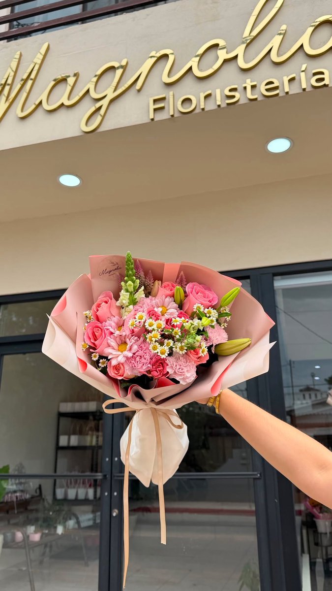 sheisJennifeer's tweet photo. Aayyyy las florecitas para mi novia💗 https://t.co/sAKQ1ACRS3