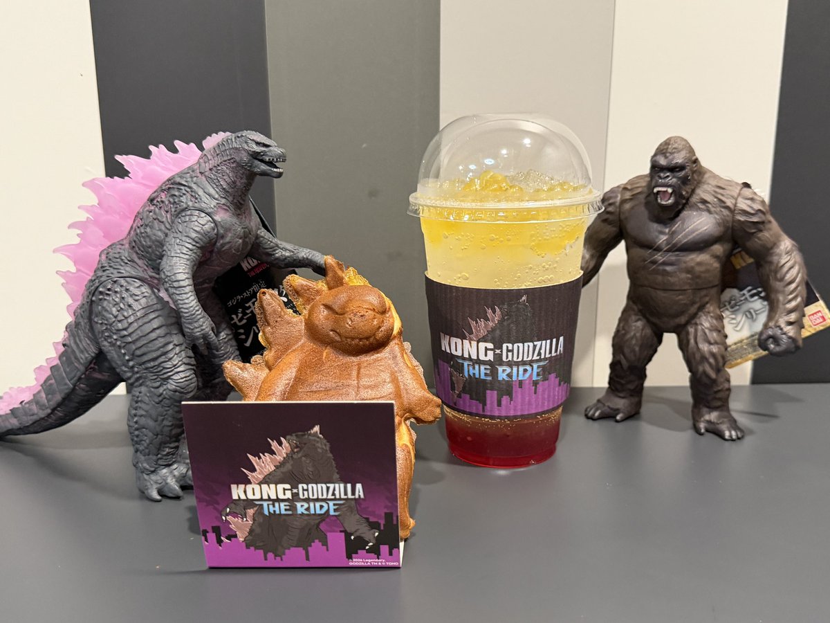 cosmoG2013's tweet photo. 韓国、ロッテワールドアドベンチャーの『KONG x GODZILLA THE RIDE(コング×ゴジラ ザ・ライド)』が思いの外大繁盛で入れそうにないので、とりあえずタイタンスナックコーナーで休憩のあと、映画に向かいます
#ゴジラ
#Godzilla https://t.co/0nc5cybUpd