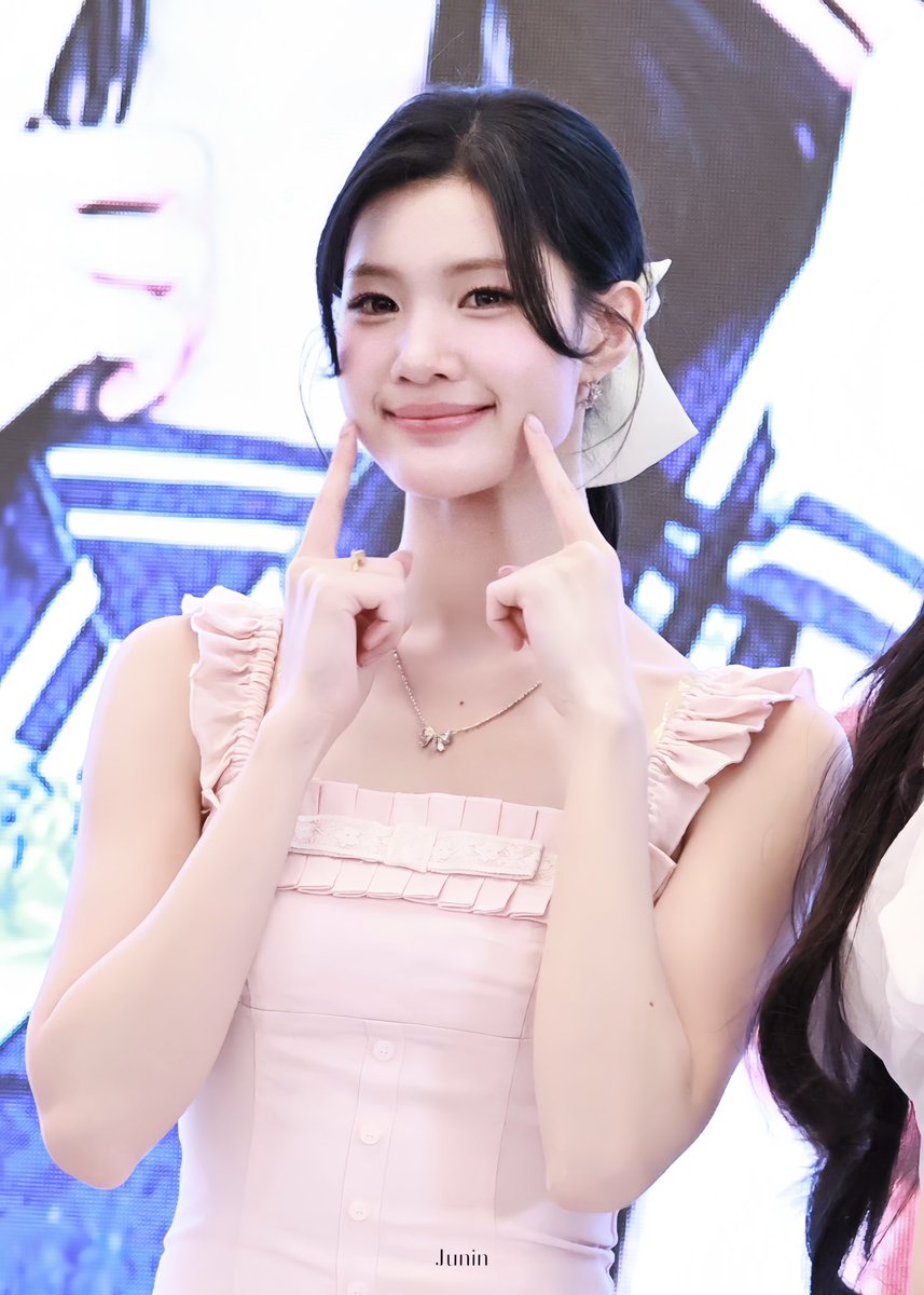 Juninlin1203's tweet photo. 260731 Shanghai Fansign
Cute～

#주은 #JUUN 
#Hearts2Hearts #하츠투하츠 #H2H https://t.co/ImNSKRd3gM