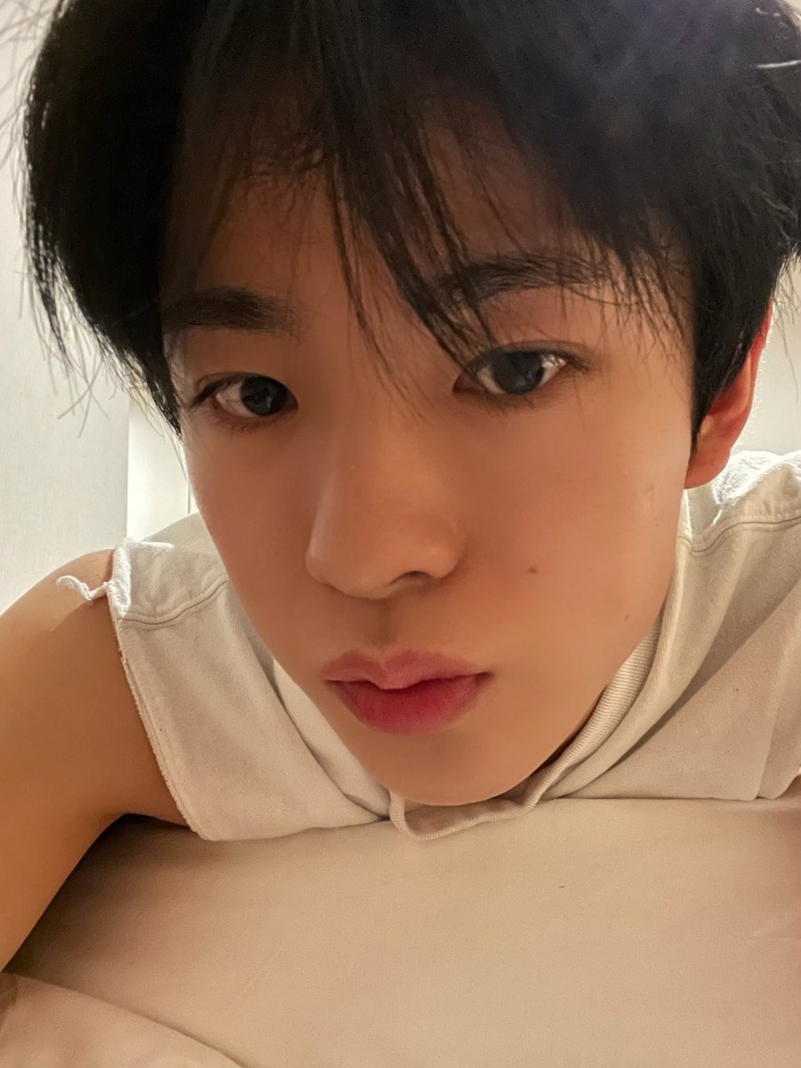 hhhhonh22's tweet photo. 이런 엎드려서 찍어준 셀카 귀하다.. https://t.co/shIg2uD3vh