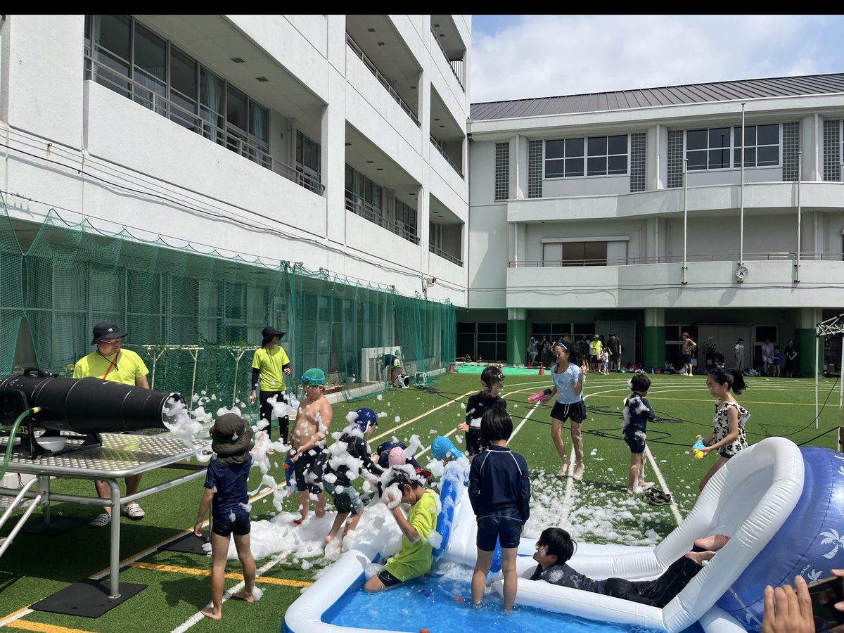 MitaPTA's tweet photo. 真夏の青空の下、ヒマラヤ杉の会主催の水遊びイベントを3年ぶりに開催。泡マシンや水鉄砲、プールで子どもたちはびしょ濡れで大はしゃぎ！秋田県からの子どもたちも参加し、校庭は笑顔と歓声に包まれました。
ヒマラヤ杉の会の皆様、ありがとうございました。
#御田小 #PTA #ヒマラヤ杉の会 #秋田交流 https://t.co/8v5FulorDb