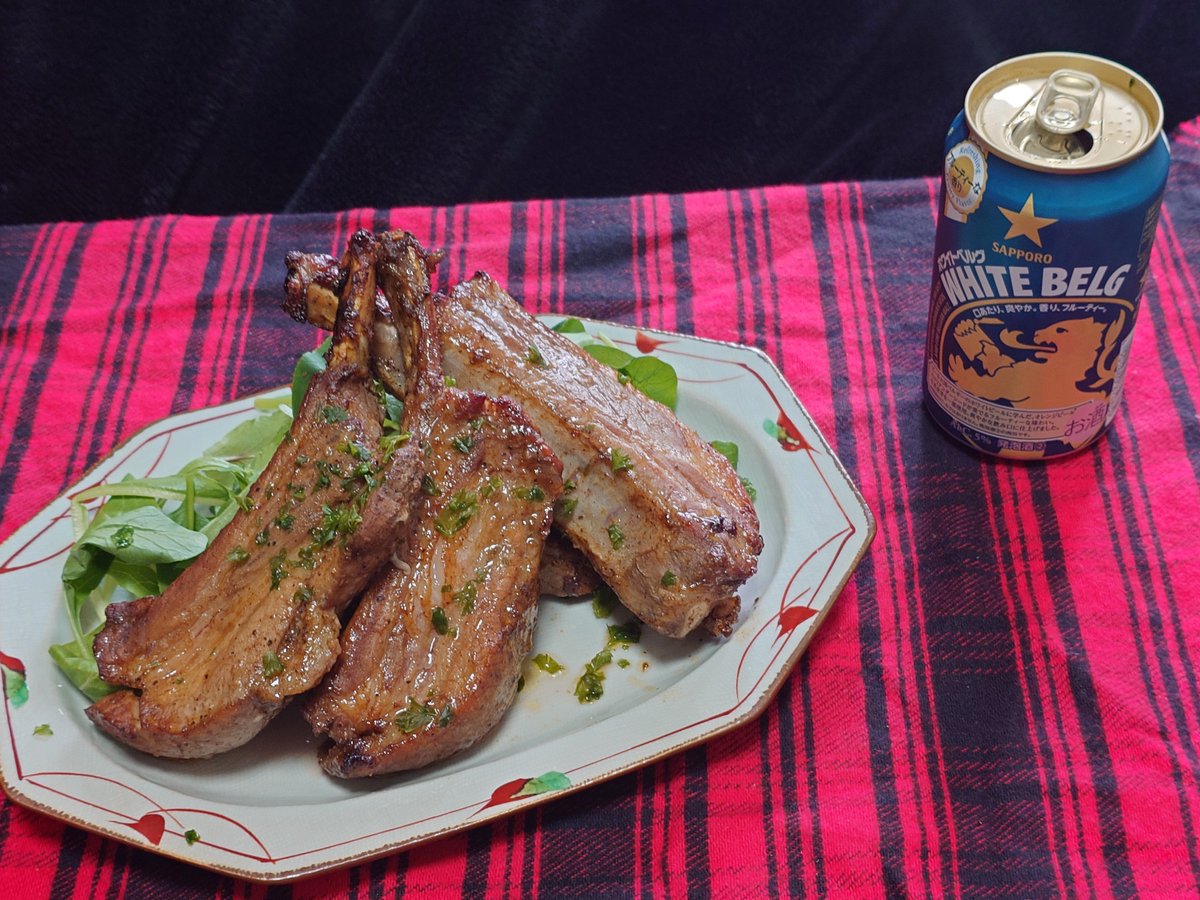 RurisakiKaren's tweet photo. 今日の飯テロ〜〜！！
昨日食べる予定だったスペアリブ！！
ジャークチキンスパイスに醤油とハチミツを足しました〜
超ウマい！！
昼からビールが美味しい〜〜！！
今日もカンパ～〜イ！！
#今日もカンパ～〜イ　＃おうちごはん https://t.co/M2WUxyXwDE