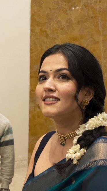 Glamreel's tweet photo. The gorgeous Aparna Das looks like an absolute dream in a beautiful outfit at the grand press meet of #VadhandhiSeason2! ✨💚
#Aparna #AparnaDas https://t.co/d97kXvzQhx
