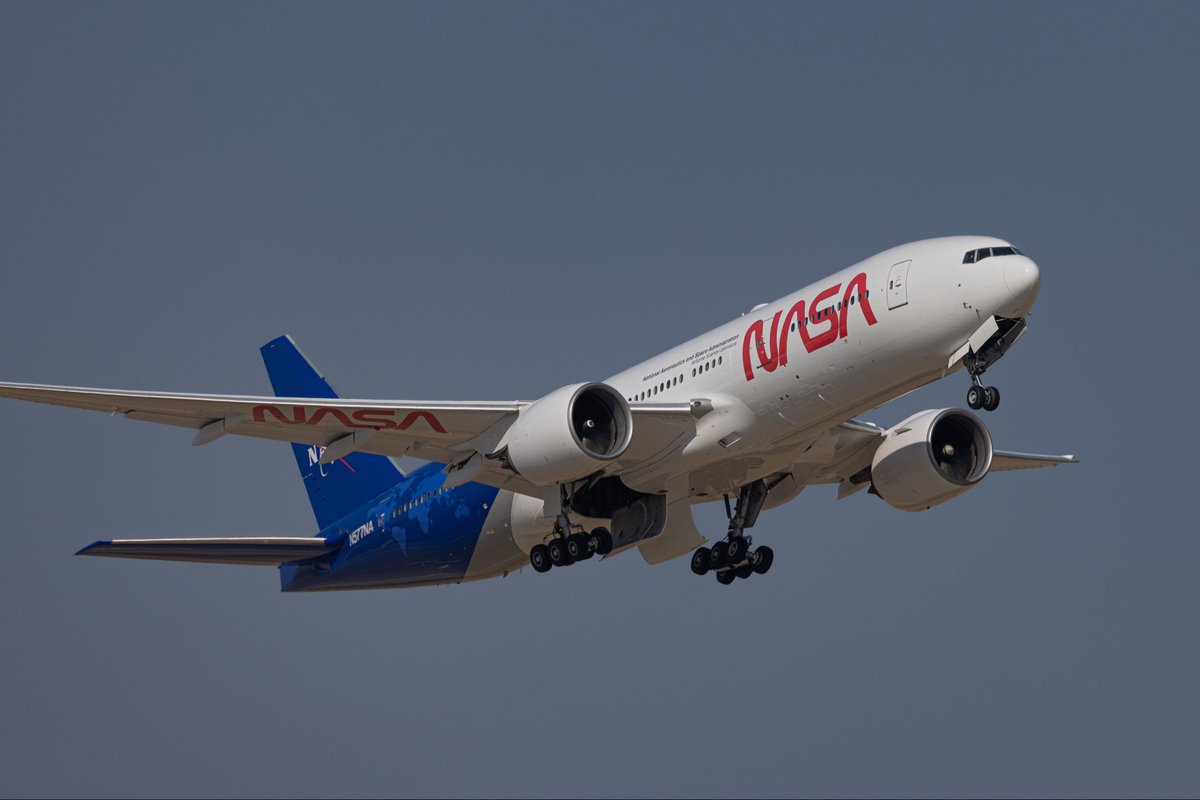 airplusnews's tweet photo. 🔴 Le NASA dévoile son Boeing 777 sous une nouvelle livrée !

Hier, le Boeing 777-200ER de la NASA (immatriculé N577NA) a été photographié quittant Amarillo avec sa toute nouvelle livrée.

Cet avion, ancien appareil de Japan Airlines, a été transformé en laboratoire volant pour remplacer le mythique DC-8. 

Capable d’emporter jusqu’à 100 scientifiques et 34 tonnes d’instruments, il peut voler jusqu’à 18 heures d’affilée pour des missions d’observation de la Terre (climat, météo extrême, etc.).

Premières missions scientifiques prévues dès 2027.

📷 @Jonnywithacam