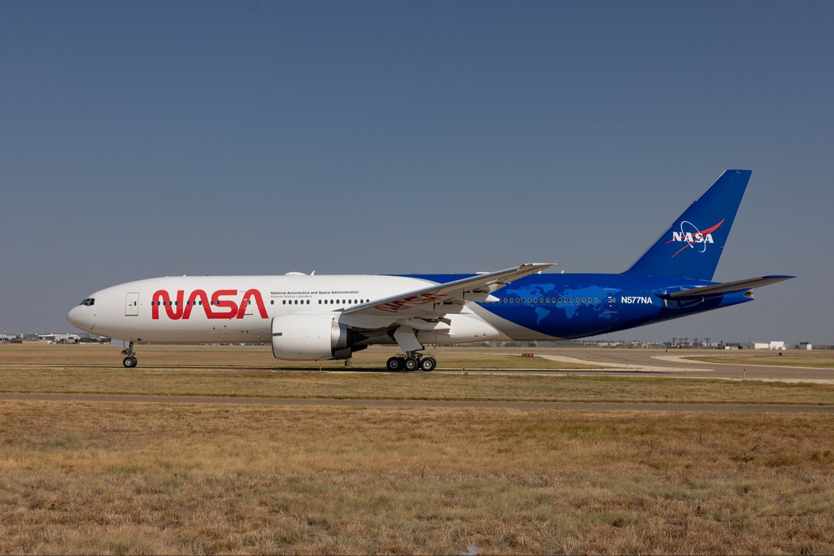 airplusnews's tweet photo. 🔴 Le NASA dévoile son Boeing 777 sous une nouvelle livrée !

Hier, le Boeing 777-200ER de la NASA (immatriculé N577NA) a été photographié quittant Amarillo avec sa toute nouvelle livrée.

Cet avion, ancien appareil de Japan Airlines, a été transformé en laboratoire volant pour remplacer le mythique DC-8. 

Capable d’emporter jusqu’à 100 scientifiques et 34 tonnes d’instruments, il peut voler jusqu’à 18 heures d’affilée pour des missions d’observation de la Terre (climat, météo extrême, etc.).

Premières missions scientifiques prévues dès 2027.

📷 @Jonnywithacam