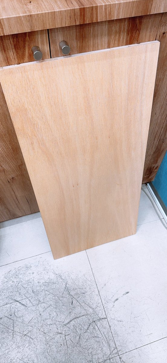 lookkitahiro's tweet photo. 使わなくなった棚の板を塗り塗り…🖌
日曜大工してました🥹
深みのある色で作業台の棚として生まれ変わったぜ😆
北広島店のディスプレイはつねに進化します😎

#メガネサロンルック北広島 https://t.co/e0oy1Zpld9