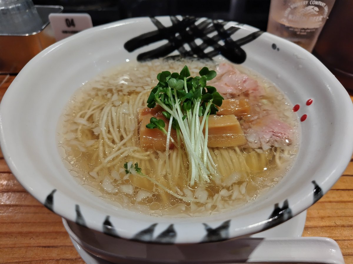john_gy's tweet photo. 国領大門＠国領にて、塩ラーメン。柔らかな出汁感に甘味のあるクリアなスープとパツッとしたストレートの細麺の組合せに、刻み玉葱の香りと甘味、貝割れがアクセントとなり、サッと炙り香ばしい叉焼やザクザクで甘めのメンマも相性良く、卓上の胡椒で味締まり、美味しい😋 https://t.co/qDWLoPDMmC
