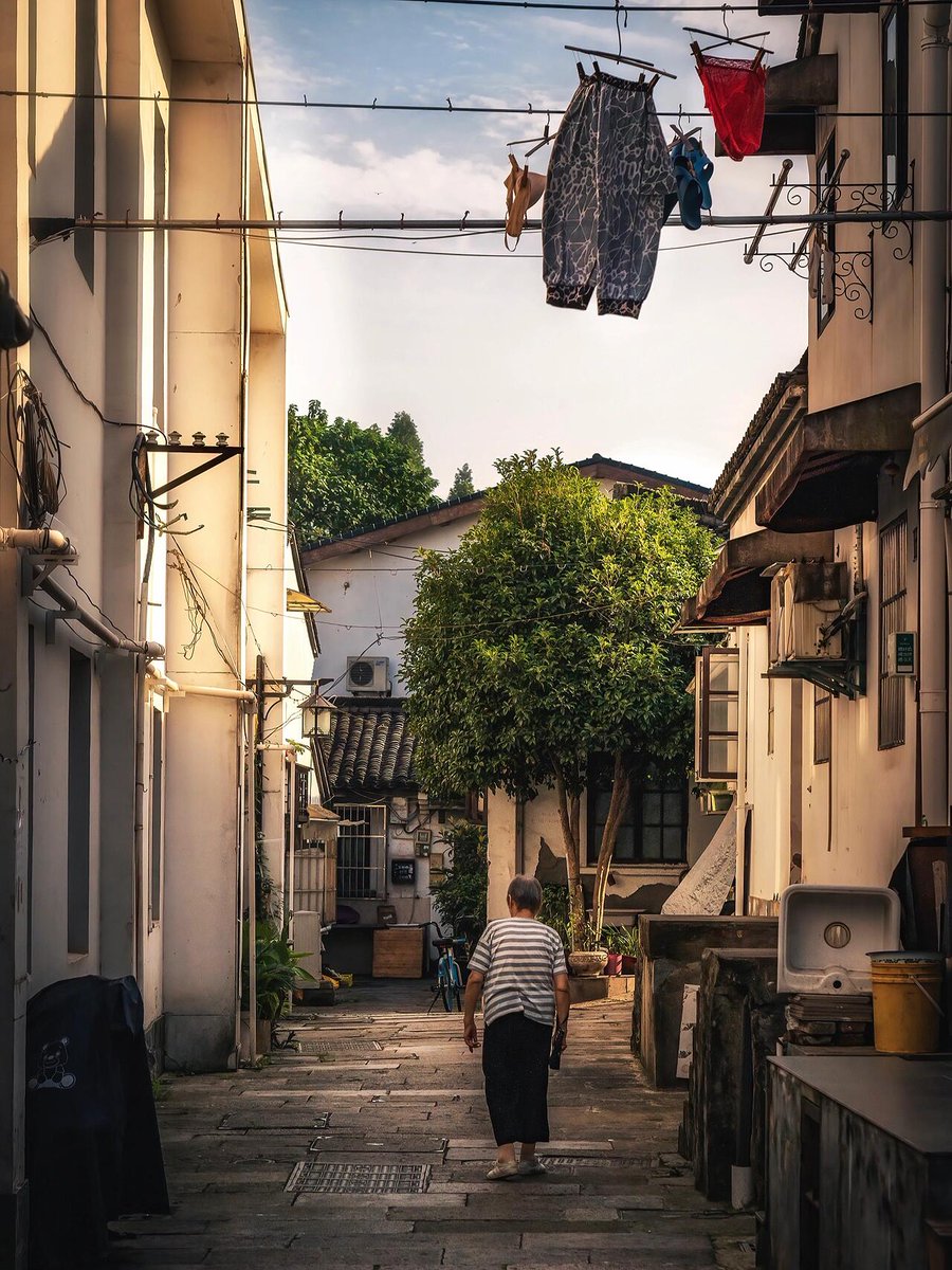 Rusl66652255's tweet photo. A random alley catch that hit different today—sunlight filtering past old storefronts, quiet chaos of the city at a lazy hour https://t.co/2m7FID6ag9