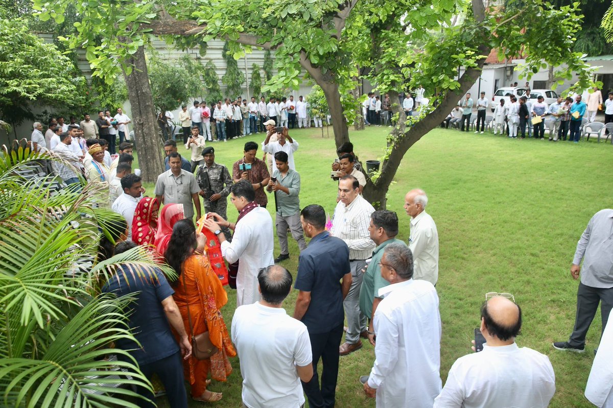 KrantiTiwari1's tweet photo. धारीवाल जी कभी @SachinPilot साहब के घर जाना देखना रोजाना सचिन पायलट साहब से मिलने वालों का हुजूम लगा रहता है इतनी भीड़ तो गहलोत जी मुख्यमंत्री थे जब भी नहीं होती थी
यह कल का ही उनके घर का फोटो देख लो,इसलिए झूठ फैलाना बंद करो अब हाईकमान सब समझने लगा है ये सब स्टाइल पुराना हो गया।। https://t.co/yV10wV4ZSD