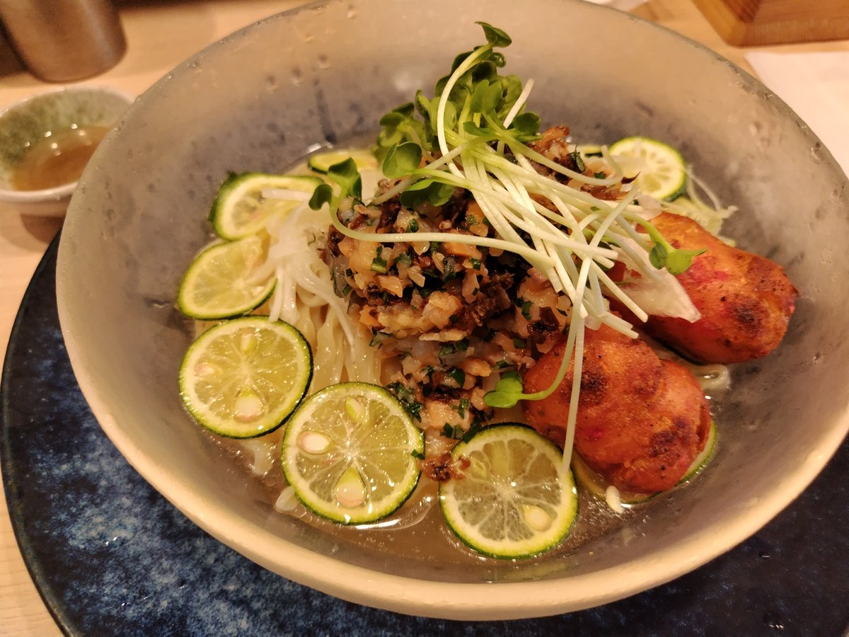 john_gy's tweet photo. 鶯屋＠祖師ヶ谷大蔵にて、限定の酢橘の蛤スープ。シークワーサーの酸味等も効かせつつ蛤の旨味や甘味のバランスよいスープと滑らかな平打ち麺に、揚げた茸の旨味重なるサーモンと海老のタルタルや酢橘、甘酸っぱい玉葱マリネ、貝割れのアクセントが組合さり、芳ばしい煮干油での味変も良く、美味しい😋 https://t.co/ytkFOOuN9x