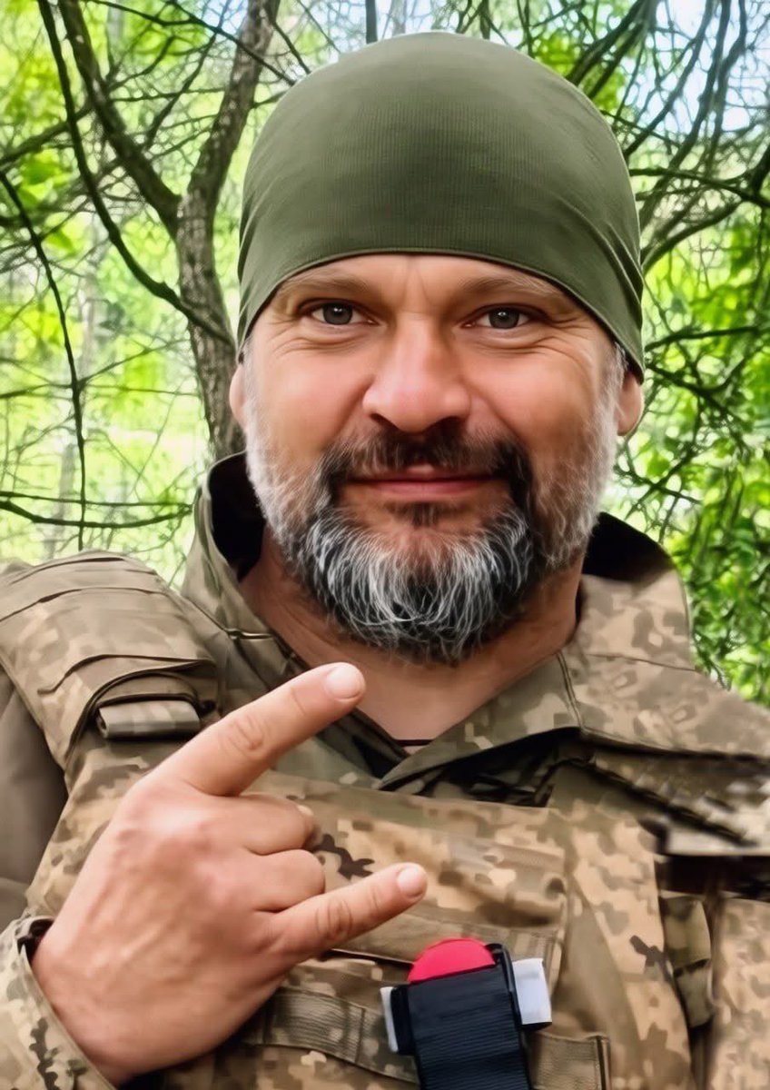 volodarskijo's tweet photo. ГЕРОЙ НА ЩИТІ…

Деснянський район знову у скорботі. 

Вірний син України, ГОЛЕЦЬ Олександр Миколайович, 27 серпня 1974 року народження, повертається додому… на щиті.

Молодший сержант, старший механік-водій танка 128 окремої важкої механізованої бригади «Дике Поле» до останнього подиху виконував свій військовий обов'язок, залишаючись вірним військовій присязі та українському народові.

22 липня 2026 року поблизу населеного пункту Григорівка Запорізького району, під час виконання бойового завдання із захисту України, його життя обірвав ворожий вогонь.

Ще одна родина назавжди втратила найдорожчу людину. Ще одна дитина втратила батька. Ще одна сестра - брата. А Україна втратила свого Захисника.

Він не шукав легкого шляху. Він став на захист рідної землі, щоб ми могли жити, працювати, виховувати дітей, зустрічати світанки під мирним небом. За це він заплатив найвищу ціну – власним життям.

Схилімо голови перед подвигом нашого Героя. Вклонімося його мужності. Подякуймо за незламність, за силу духу, за кожен день, який він виборював для України.

Маршрут прощання із Захисником 02 серпня 2026 року:

09:30 – виїзд від моргу (вул. Новогоспітальна, 16);
10:00 – Майдан Незалежності;
10:30 – Деснянська районна в місті Києві державна адміністрація (просп. Червоної Калини, 29);
11:00 – прощання біля рідного дому (вул. Радосинська, 110);
12:00 – поховання на Троєщинському кладовищі.

Просимо всіх небайдужих жителів громади вийти та живим коридором шани провести Героя в останню земну дорогу, віддати йому останню честь, вклонитися його подвигу та подякувати за захист України.

Світла пам'ять Герою. Вічна шана і вічна слава Захиснику України.
Щирі співчуття сестрі, рідним, близьким, побратимам і всім, хто знав та любив Олександра.

Герої не вмирають. Вони назавжди залишаються у наших серцях, у пам'яті громади та в історії України.

Вічна пам'ять. Вічна слава.