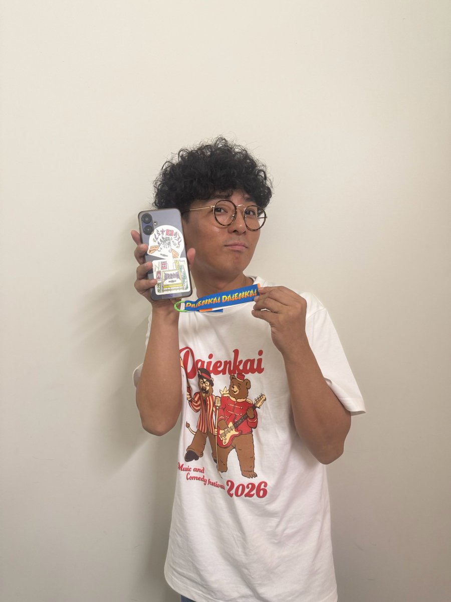 daibakushow_y's tweet photo. 【公式グッズまだまだ販売中！🎊】
Tシャツは売り切れてしまいましたが、まだまだストラップ、ステッカー、タオル販売中です🛒🧙‍♀️

タオルも残すところグリーンのみ・・・実は細かいところもこだわっていますので見てくださ～い！🎫

ステッカーも出演者のお名前がはいっているので今回だけの思い出になること間違いなし！！🍻🍕

\ 物販は終演後までやっています！ /