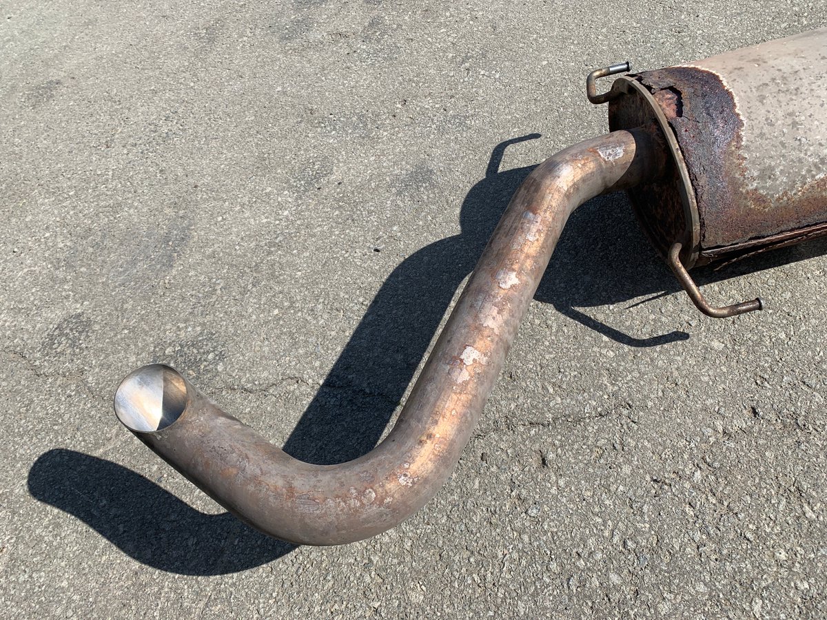 LiborFleis's tweet photo. !!! BENZÍN !!!
TFSi - přímo vstřikované benzínové motory emitují také mikročástice, leč bez viditelného kouře. Nikdo na ně nenadává. Kouř není skoro vidět, na bílém nárazníku po týdnu ale už ano.

TRMVAJ versus ZRNKO HRACHU
..takový je rozdíl ve srovnání velikosti lidského vlasu k mikročásticím z "přímo vstřikovaných motorů" (jedno zda nafta nebo benzín).

Pokud takové auto NEMÁ filtr částic (jako tohle AUDI), chrlí jich v jednom kubickém centimetru více než 50.000.000 mezi lidi na ulicích Prahy a vůbec všech měst, rovnou do vašich plic.

Pod mikroskopy je na pitevnách nacházejí vědečtí lékaři v mozku, v oční sklovině o plicích ani nemluvě. Dýcháte to všichni a všichni jste k podvodům na STK neteční...

STARÁ VRÁNA
Výfuk ze staré dodávky, kde filtr fungoval statisíce kilometrů, má ústí prorezivělého výfuku čistý jako by byl pochromovaný. Proč to tady funguje půl mega km a jinde to lidi vytloukají na skoro nových autech?

OBSAH FILTRU ČÁSTIC (po 400.000 km)
To, co vidíte v misce, je obsah nespalitelného popela (saze by byly černé). Těch sazí se ve filtru částic spálí při regeneracích beze zbytku (až na tohle minimum) asi 1000 x tolik za provozu. Pokud se filtr zbaví tohoto popela (protisměrné čištění mimo vozidlo Advanpure), nastaví se v řídící jednotce "NOVÝ FILTR" a systém může po vyčištění  čistit další statisíce kilometrů.

FILTR - ATRAPA (prodány v EU statisíce)
Seznamte se s produktem masových podvodů na STK: Na posledním obrázku je filtr částic, který byl jako náhradní díl vyroben s "voskovými" víčky na zadní straně slepých kanálků. tento vosk se při první jízdě roztaví a filtr nefiltruje. Lze to odhalit při měření emisí na STK, ale neodhaluje se to.
Na jedné z STK státem pověřené technické zkušebny prošlo rekordních 16.000 vozidel bez jediného emisně nevyhovujícího vozidla.

Tak co @KremlikVladimir , zase budete hejtovat, že "plácám"? A co na to @makupka a @BednarikIvan?