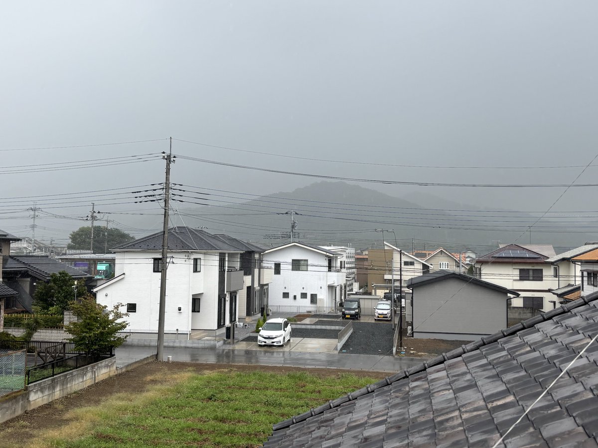 CrossChannel777's tweet photo. 今年は田舎も夕立が多くて助かるわ。暗くなって5分で大雨到来😎うちの物置小屋から巣立ったばかりのスズメも気合いで水浴びしてるわ😂

前回は超巨大な青大将に丸ごと食べられてしまったが、今回は無事飛んで行ったw

#夕立 https://t.co/N46sKlYbcj