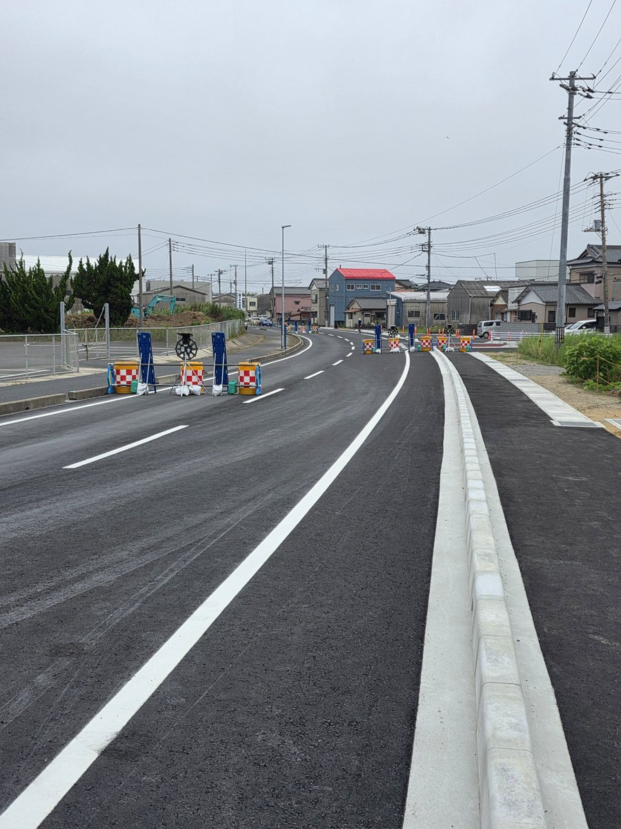 daicha_ge8's tweet photo. 【道路のはなし】
国道356号銚子バイパス進捗
長塚町方の線形変更と交差点工事は完了
その先の舗装工事は、10月30日までとのこと
土手へは緩やかなカーブで入るため、スピードが出そうな造りです https://t.co/e4n5ibn1QU