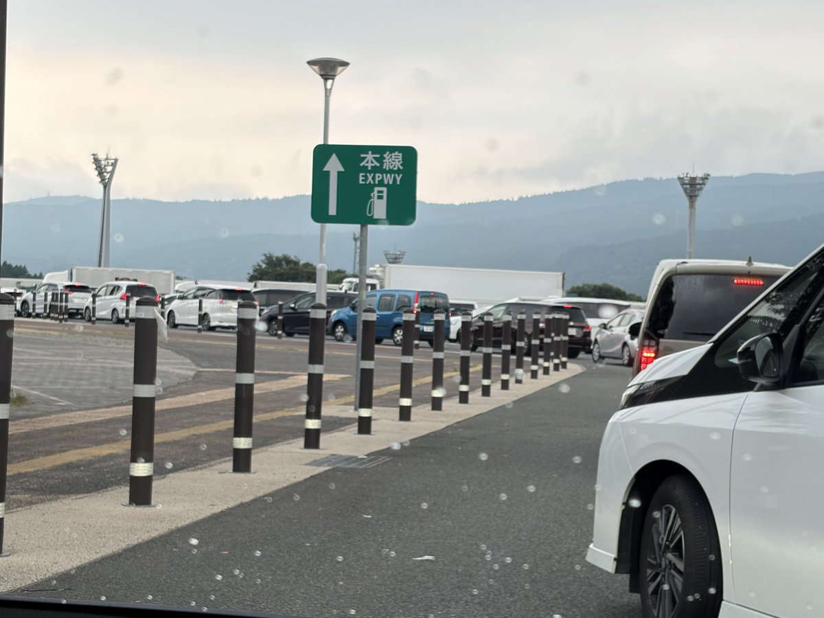 yucchan0406's tweet photo. 足柄SAから出られない

この先の渋滞がSA内にも波及しているのか、かれこれ15分1mmも進んでいない…

自宅までの電池残量予測は8%。
無充電で帰れるか… https://t.co/0od2NdOsqD