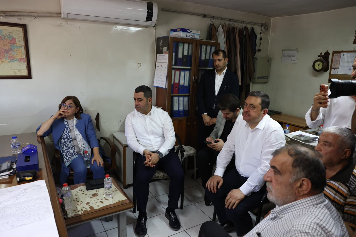 fmfedaioglu's tweet photo. Milletvekilimiz Sayın Bünyamin Bozgeyik, GBB Başkanımız Sayın Fatma Şahin ve teşkilatımız ile birlikte Dericiler Çarşısı’nda esnafımızla bir araya geldik.

Esnafımızın samimiyeti, duası ve fikirleri bizlere güç veriyor. AK Parti olarak milletimizle aynı sokakta, aynı gönülde yürümeye; Gaziantep’imiz için üretmeye ve hizmet etmeye devam ediyoruz.

@abuyukgumus 
@hakanaksu058
@iekarayel
@BBozgeyik_27 
@FatmaSahin 
@avmustafadurmus 
@AKPartiG_Antep 
@AKGMTeskilat 
@Akparti