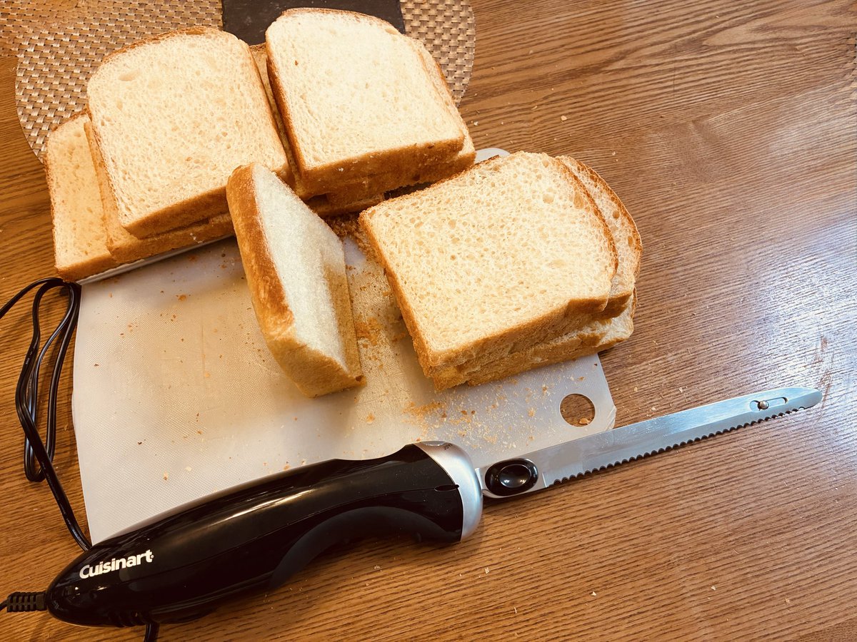 ka223_24's tweet photo. 本日は、自宅で…いつもの朝食用パン🍞焼き！
結果、型からあたまも出て…グッで…と思ったけど…パン焼き…ってね型からするって抜けるまでやと思うんで、ショートニングの塗りを端っこ塗らなかったので、肩抜けは…するっていかず🥺

でも、まぁ…総じて…グッでーって事で😜👏
しかも！！今回から、前から欲しかった…電動パン切り…使ってみた！！

感想は…音がでかいw…後、連続切りは、ちょっと手がダルくなったかも💦
あと、等分に切るのと最初の皮？の部分はちょっと力がいり、そのまま置くだけで、重力でパンが下に…切れ…ません！！😩
手である程度下に押し気味でないとだめかもね
あと、最後に切り離すの、まないたを切ってしまいながら切ってるかも😅…そこは手に力が入れる必要あるので、、前述の通り、疲れます😝w

とはいえ！…今までの手動パン切りより気泡のない外カリカリのふわふわ断面は…流石電動！👏
ちょっと音デカくて怖かったけど…その内慣れれば、よいのかもねー💪w
