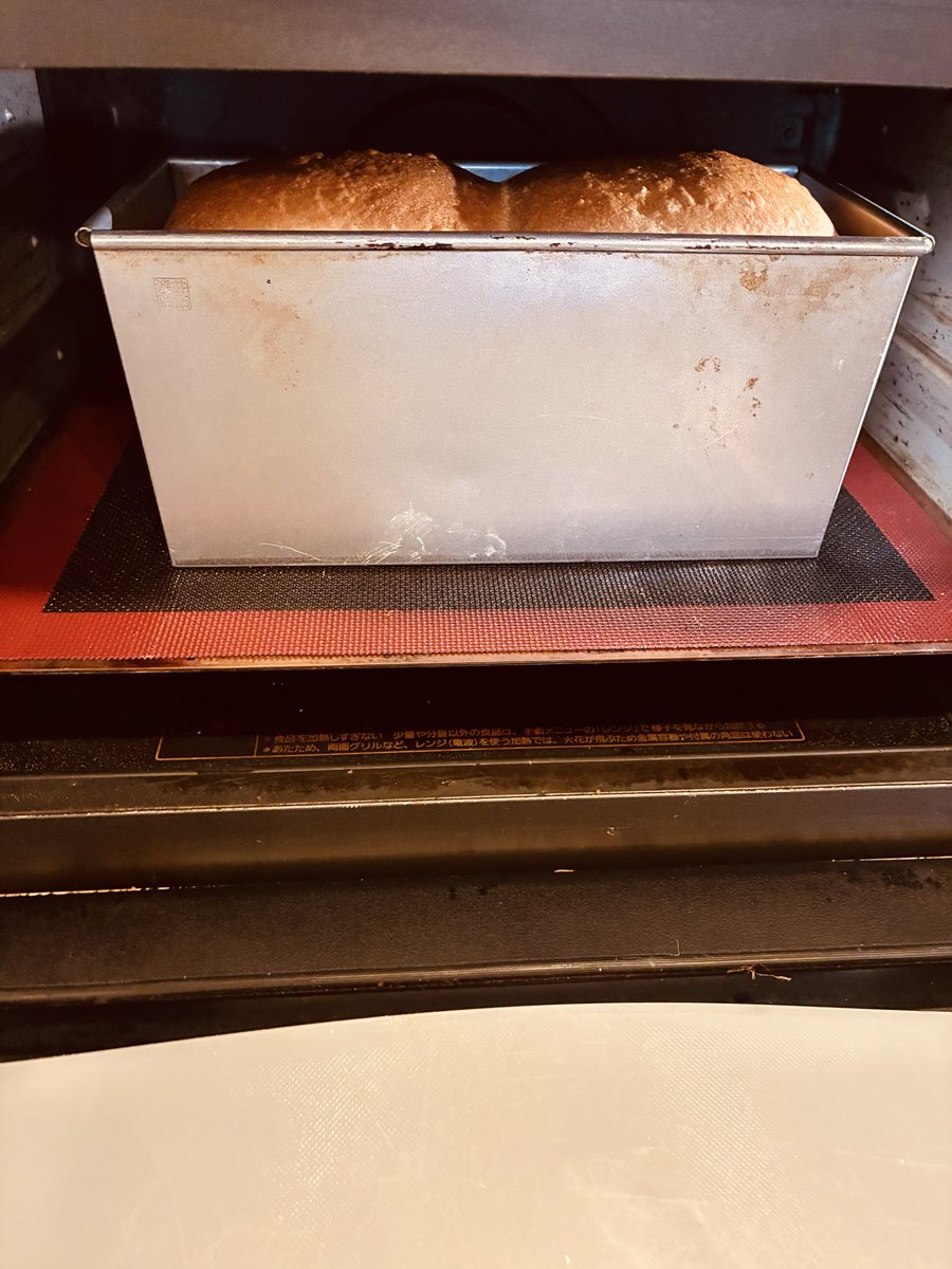ka223_24's tweet photo. 本日は、自宅で…いつもの朝食用パン🍞焼き！
結果、型からあたまも出て…グッで…と思ったけど…パン焼き…ってね型からするって抜けるまでやと思うんで、ショートニングの塗りを端っこ塗らなかったので、肩抜けは…するっていかず🥺

でも、まぁ…総じて…グッでーって事で😜👏
しかも！！今回から、前から欲しかった…電動パン切り…使ってみた！！

感想は…音がでかいw…後、連続切りは、ちょっと手がダルくなったかも💦
あと、等分に切るのと最初の皮？の部分はちょっと力がいり、そのまま置くだけで、重力でパンが下に…切れ…ません！！😩
手である程度下に押し気味でないとだめかもね
あと、最後に切り離すの、まないたを切ってしまいながら切ってるかも😅…そこは手に力が入れる必要あるので、、前述の通り、疲れます😝w

とはいえ！…今までの手動パン切りより気泡のない外カリカリのふわふわ断面は…流石電動！👏
ちょっと音デカくて怖かったけど…その内慣れれば、よいのかもねー💪w