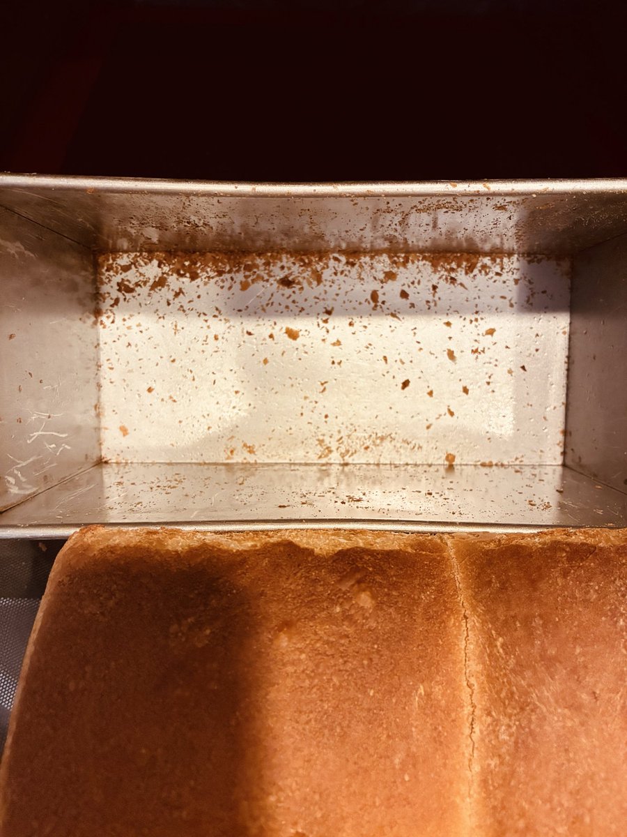 ka223_24's tweet photo. 本日は、自宅で…いつもの朝食用パン🍞焼き！
結果、型からあたまも出て…グッで…と思ったけど…パン焼き…ってね型からするって抜けるまでやと思うんで、ショートニングの塗りを端っこ塗らなかったので、肩抜けは…するっていかず🥺

でも、まぁ…総じて…グッでーって事で😜👏
しかも！！今回から、前から欲しかった…電動パン切り…使ってみた！！

感想は…音がでかいw…後、連続切りは、ちょっと手がダルくなったかも💦
あと、等分に切るのと最初の皮？の部分はちょっと力がいり、そのまま置くだけで、重力でパンが下に…切れ…ません！！😩
手である程度下に押し気味でないとだめかもね
あと、最後に切り離すの、まないたを切ってしまいながら切ってるかも😅…そこは手に力が入れる必要あるので、、前述の通り、疲れます😝w

とはいえ！…今までの手動パン切りより気泡のない外カリカリのふわふわ断面は…流石電動！👏
ちょっと音デカくて怖かったけど…その内慣れれば、よいのかもねー💪w