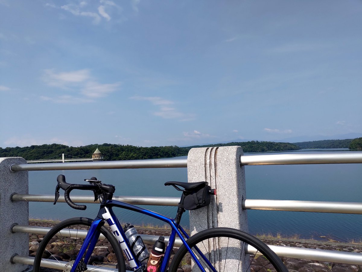 samohaan1's tweet photo. 今日も多摩湖狭山湖へ
クロスと違って姿勢キープするの辛い　腹筋ローラーでもやろうかしら

多摩湖南門側のあずま屋に蜂の巣あったので休憩される方はお気をつけて

#多摩湖 https://t.co/hWTBLEhSu1