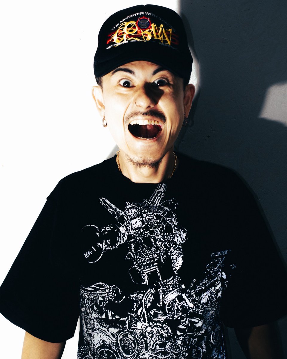 Paledusk_jpn's tweet photo. 【PD MERCH INFO】

GOBLIN TOUR 2026 にて販売するMerchandiseのLOOKを公開！

>NewsPaper L/S Tee
Size L/XL
Color White/Black
Price ¥7,500-

>Giant Robo S/S Tee
Size M/L/XL
Color Black
Price ¥6,500

>Big Oni S/S Tee
Size M/L/XL
Color Black
Price ¥6,000-

All Designed by @jacksondgreen 
All Photo by @imyousukefujita