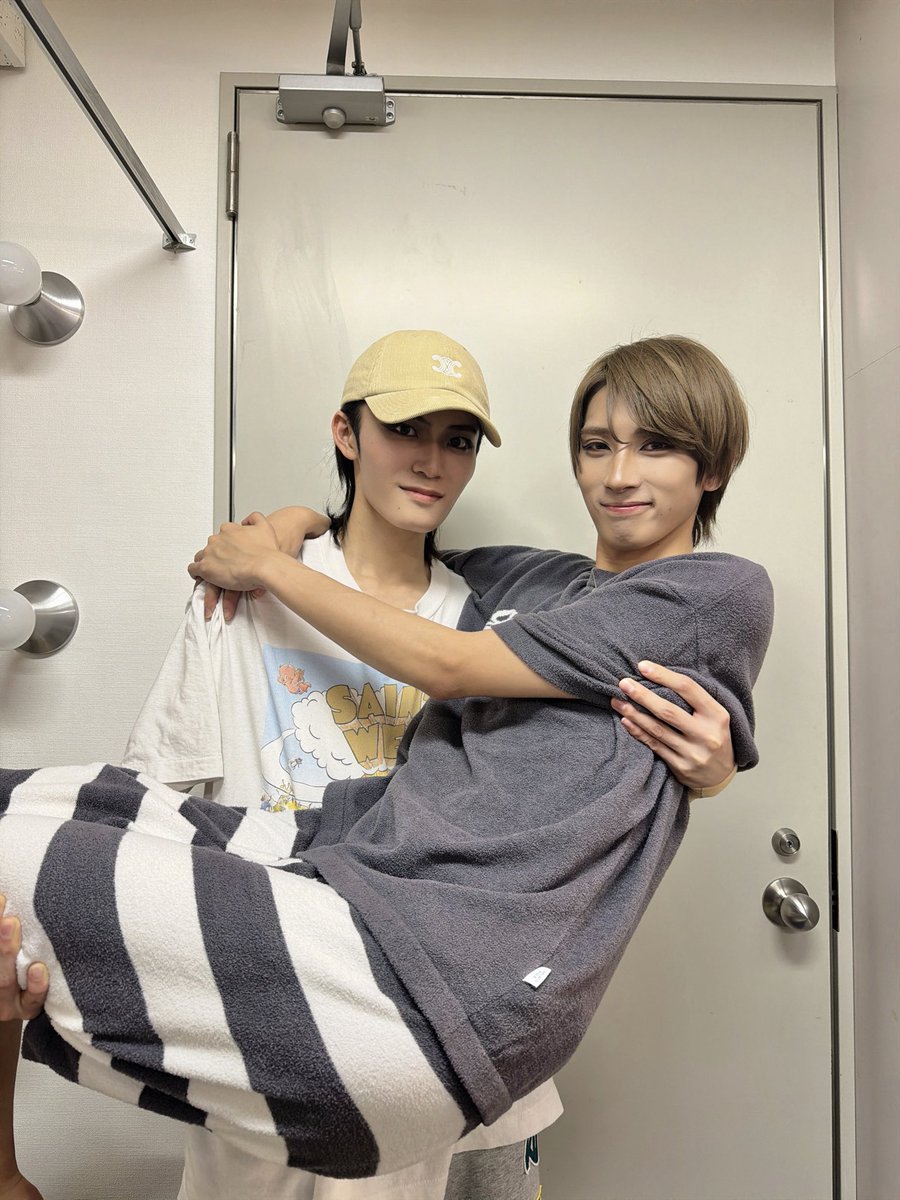 aoiranju0918's tweet photo. 8月2日広島千秋楽ありがとうございました！！
お姫様抱っこされる側からする側になるのが夢だったのだ
#テニミュ https://t.co/2TsBtWP2Kf