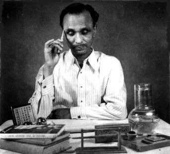 MarathiRT's tweet photo. #मराठी साहित्याला आपली वैशिष्ट्यपूर्ण शैली, रेखीवपणा आणि तंत्र या त्रिगुणांनी समृद्ध करणारे थोर साहित्यिक ना. सी. फडके यांचा आज जन्मदिवस. कादंबरी, कथा, निबंध या सर्व प्रकारांतले त्यांच्या लेखनातील दिमाखदार आशय आणि रचना आजही वाचकांना भुरळ घालतात. https://t.co/5CQI7MA09P