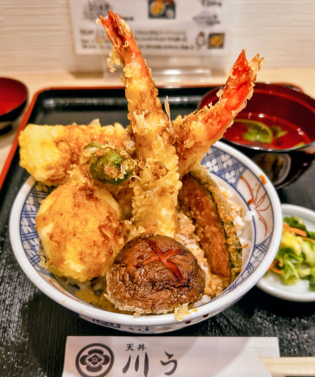 _7788788's tweet photo. たまご入り天丼
#川う
新町(今となっては旧市街^^;)の老舗天丼処😋 海老2本+イカ+かぼちゃ+シイタケ+ししとうのデフォ天丼に半熟たまごの天ぷらが加わった人気メニュー🤤 薄味のタレで素材の旨味が引き立ち、香物と吸物と合わせて食べる上品美味しい逸品でした〜😍 https://t.co/n02HT9Jh3Y