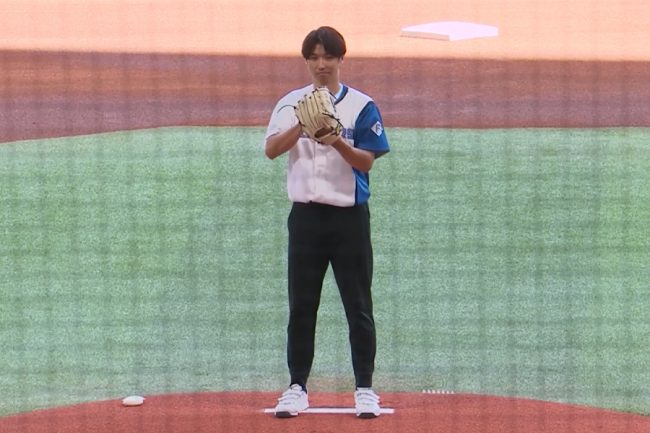 livedoornews's tweet photo. 【登場】始球式で“シンカー”投じた男性に騒然 正体は甲子園の優勝投手
https://t.co/RFxHG29D1e

2日、日本ハムーロッテ戦の始球式に、第93回全国高等学校野球選手権大会の優勝投手である元日大三高の吉永健太朗さんが登場。早大、JR東日本と渡り歩いた投球を披露した。 https://t.co/4iX6hWkbgv
