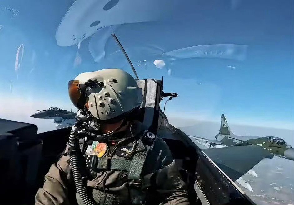Sam_WynF's tweet photo. @BharatPatriot1 @RealAirPower1 Typical Indian self-consolation.

China has even equipped its entry-level fighter jets with HMDS, such as the JF-17 and J-10, and has even sold them to Pakistan. https://t.co/RFgpVc077H