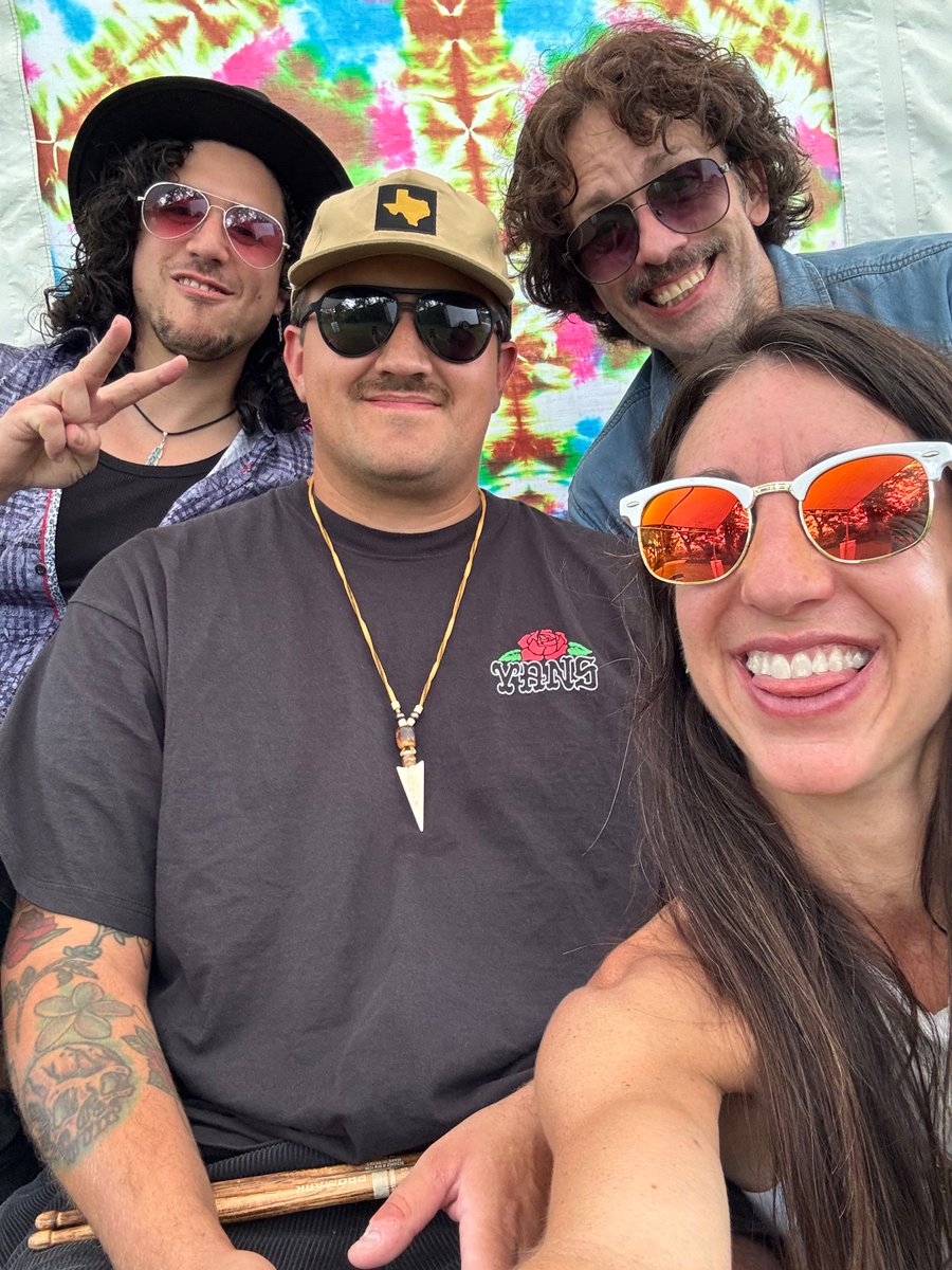 JessRock87's tweet photo. we loved the blueberries - and the jams π«
thanks for rocking with us at @CritzFarms !
TODAY: Steamers in Oswego w/ AC
TOMORROW (Monday): I perform with SpeakDanceCNY
more at https://t.co/GEp8sVG2w3
#bandlife #musiclife #singer #songwriter #livemusic #musician #jnb https://t.co/yOnDWgXX5I
