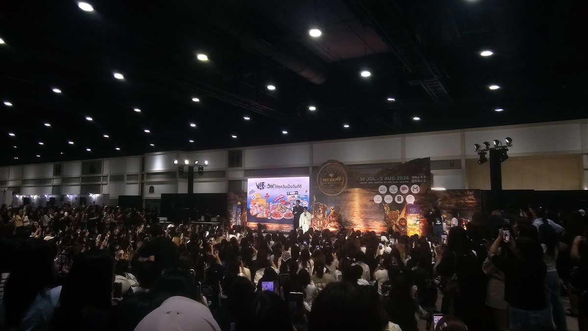 D5xfa2BudOojsvL's tweet photo. รายล้อม​ด้วยความรักของแฟนๆ
😍 
#YINWAR​
VIF X YINWAR ZUSAM
#VIFxYWZSPetexpo
#YINYIN_ANW​
#WARWANARAT https://t.co/v1y6aYrqWJ