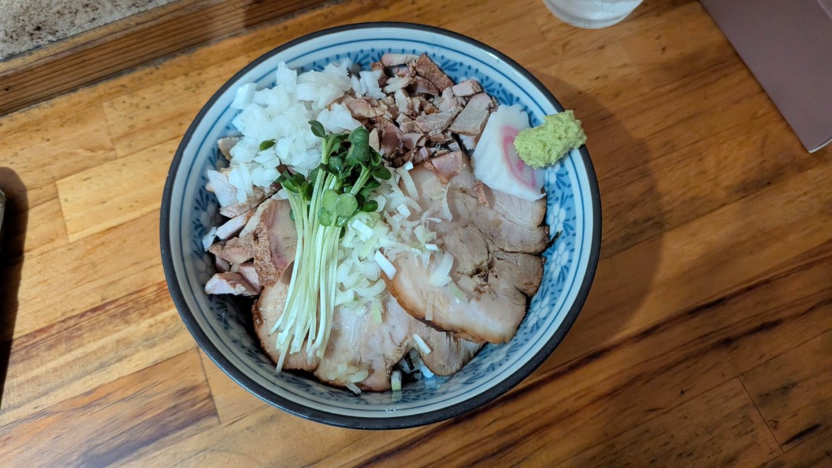 MeeranTakuo's tweet photo. 那須塩原市@とらや分店✴️中華そば🍜チャーシュー丼🍚🥩どんより☁️蒸し暑い朝☁️シャッター2番手訪問🚙鶏の旨味溢れるスープは、今日も🐴🐴👌手打ち麺も良い感じ👌チャー丼で腹パン🎵お心遣いありがとうございます🙇今日も、ごちそうさまでした😌🖐️ https://t.co/AjmpTAr3z3