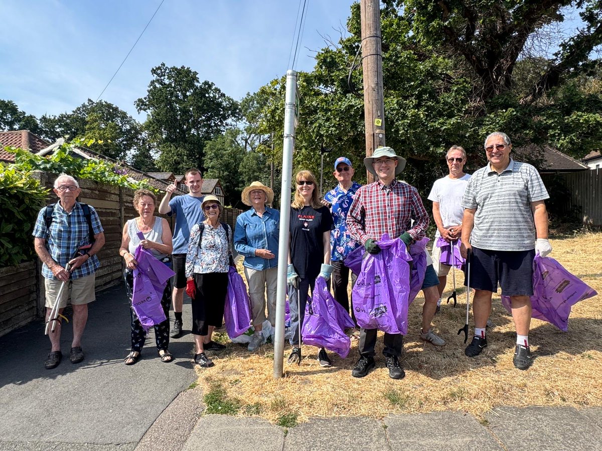 SimonFawthrop_1's tweet photo. Out litter picking this morning with local residents in the Knoll and my ward colleagues Tony Owen and @Georgeb345 @cleanupbritain @KRAOrpington 

This was after an earlier stint litter picking in Petts Wood. https://t.co/4qTfDQBFbi