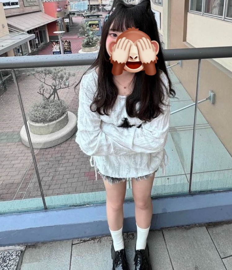 yunaa7728's tweet photo. 142cmのＡカップなので隣連れてたら小学生の子供と思われるかもしれませんが大丈夫ですか…？ https://t.co/SBI8nkWtCT
