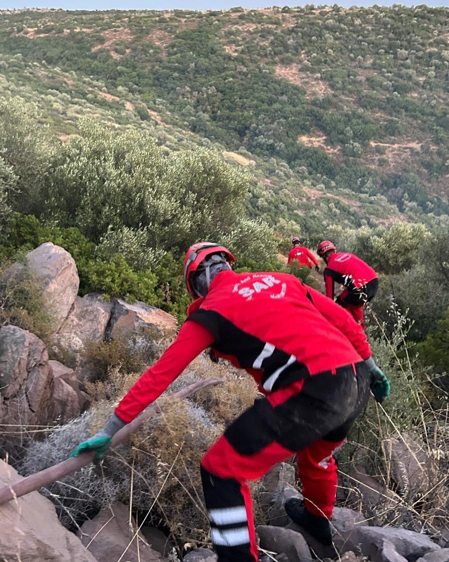 Sarkurtarma's tweet photo. SAR İzmir Temsilciliği, AFAD’dan gelen çağrı üzerine Foça’da meydana gelen orman yangınına yönelik söndürme ve soğutma çalışmalarını başarıyla tamamlayarak operasyonunu sonlandırmıştır.
#OrmanYangını #foça #izmir https://t.co/Dn693JSa2w